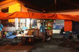 Warung bakmi Pele di alun-alun utara