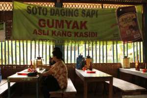 Suasana makan siang di warung soto sapi Gumyak Kang Kasidi 