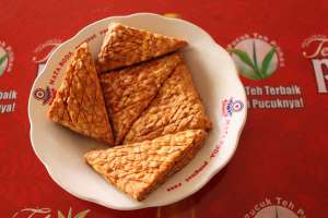 Tempe gorengnya yang hangat dan gurih 