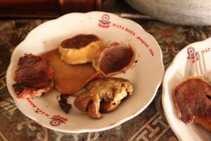 Usus dan empal goreng di warung soto sapi pak Sholeh 