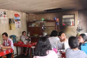 Suasana sarapan di warung soto sapi pak Sholeh