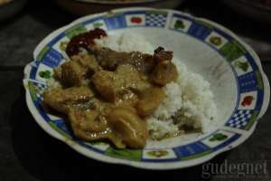 Sepiring nasi Koyor bu Parman teman makan tengah malam 