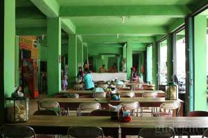 Suasana makan pagi di soto pak Marto 