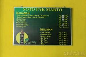 Menu lengkap di warung soto pak Marto 