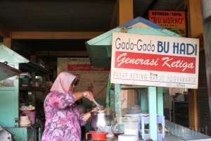 Ibu Sari, cucu mbah Hadi yang sekarang mengelola bisnis keluarga ini