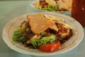 Salah satu keunggulannya, bumbu di gado-gado bu Hadi tidak menggunakan campuran santan 