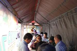 Suasana makan siang di warung bakso Bethesda 74 