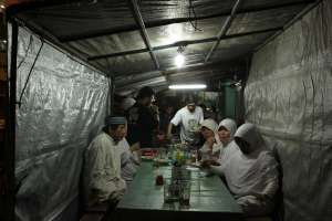 Suasana makan malam di warung gudeg Bu Pujo 