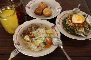 Menu makan siang sop dan pecel yang joss 