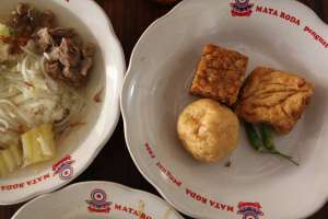 Lauk tahu bulat dan tempe garit pas buat menemani makan pecel 