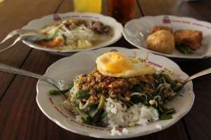 Pecel bu Wiryo yang jadi legenda 