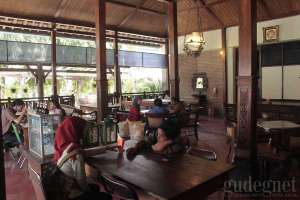 Suasana di warung Sate Seturan