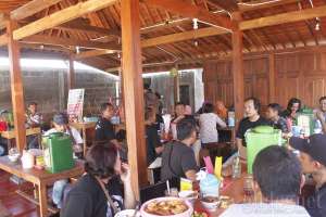 Suasana sarapan di warung soto dan sate kerang bu Sri 