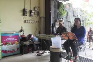 Suguhan live music di warung Ayam Goreng Bu Tini