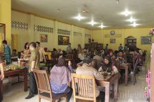 Suasana makan siang di warung ayam goreng bu Tini