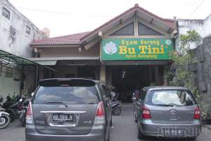 Tampak depan Warung Ayam Goreng Bu Tini