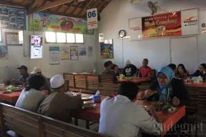 Suasana di warung Ayam Goreng Mbah Cemplung