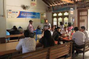 Suasana di warung Ayam Goreng Mbah Cemplung