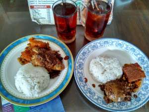 Menu makan siang di gudeg Bu Amad