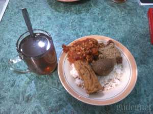 Seporsi gudeg lengkap dengan telor