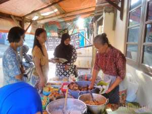 Lokasi berada dipinggir trotoar