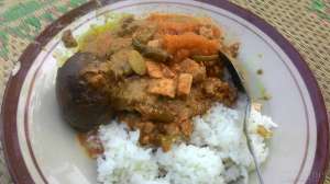 Seporsi nasi gudeng, telor, sambel krecek, dan areh di Gudeg Bu Manto Gejayan