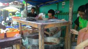 Bu Manto terjun langsung melayani pembeli