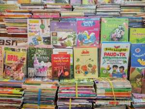 Aneka buku yang di jual di taman pintar book store