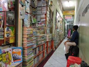 salah satu los buku di taman pintar book store