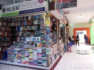 suasana di lantai dua taman pintar book store