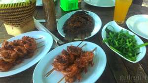 Sajian uda bakar madu, gurameh bakar, dan ca kangkung di Gubug Makan Mang Engking