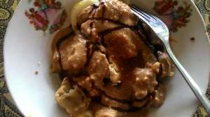 Seporsi Siomay Kang Wahyu, disiram dengan saus kacang dan dilengkapi dengan kecap manis dan sambal.