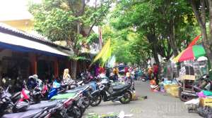 Pasar Sentul bagian depan terdapat kios dan lapak