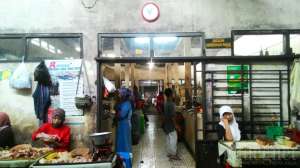 Kios daging ikan, ayam, dan sapi di Pasar Sentul