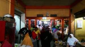 Bagian dalam Pasar Sentul