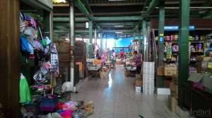 Bagian dalam Pasar Serangan, pasar tradisional ini cukup bersih.
