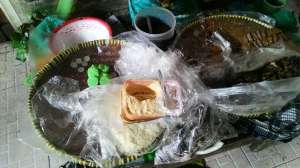 Jajan pasar seperti lupis, gatot, tiwul, ketan bubuk kedelai dijual di Pasar Serangan
