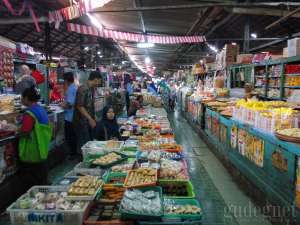 Suasana di dalam pasar Kotagede