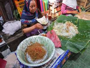 Salah satu penjual makanan tradisional di pasar Kotagede