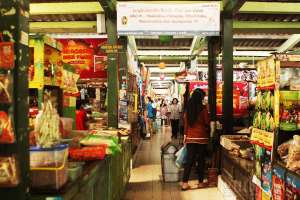 Los penjual di pasar Lempuyangan Yogyakarta