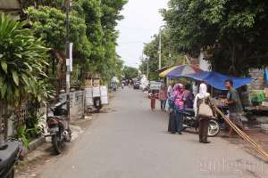 Pasar Kluwih Ngadikusuman berada di dalam kampung Suryoputran