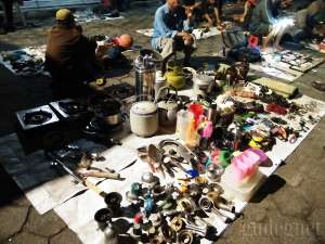 Barang bekas seperti panci, termos, tempat minum dijual di Pasar Senthir