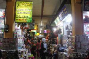 Pusat aksesoris untuk keperluan manten di pasar Beringharjo, Yogyakarta