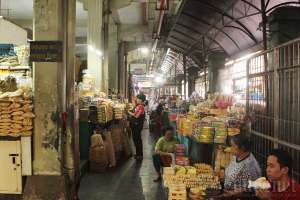 Los penjual oleh-oleh di pasar Beringharjo, Yogyakarta 