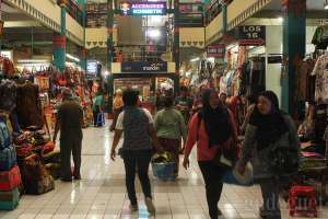 Bagian tengah pasar Beringharjo, Yogyakarta