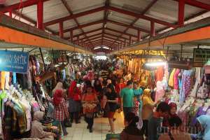 Pusat jual beli pakaian di pasar Beringharjo, Yogyakarta