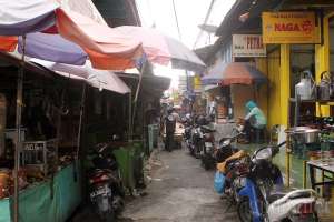Los jual beli barang bekas di pasar Beringharjo, Yogyakarta 