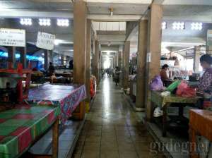 Suasana di dalam pasar Gedongkuning