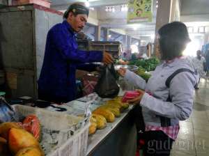 Suasana di dalam pasar Gedongkuning