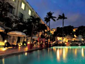 Kolam renang di Hotel New Saphir Yogyakarta